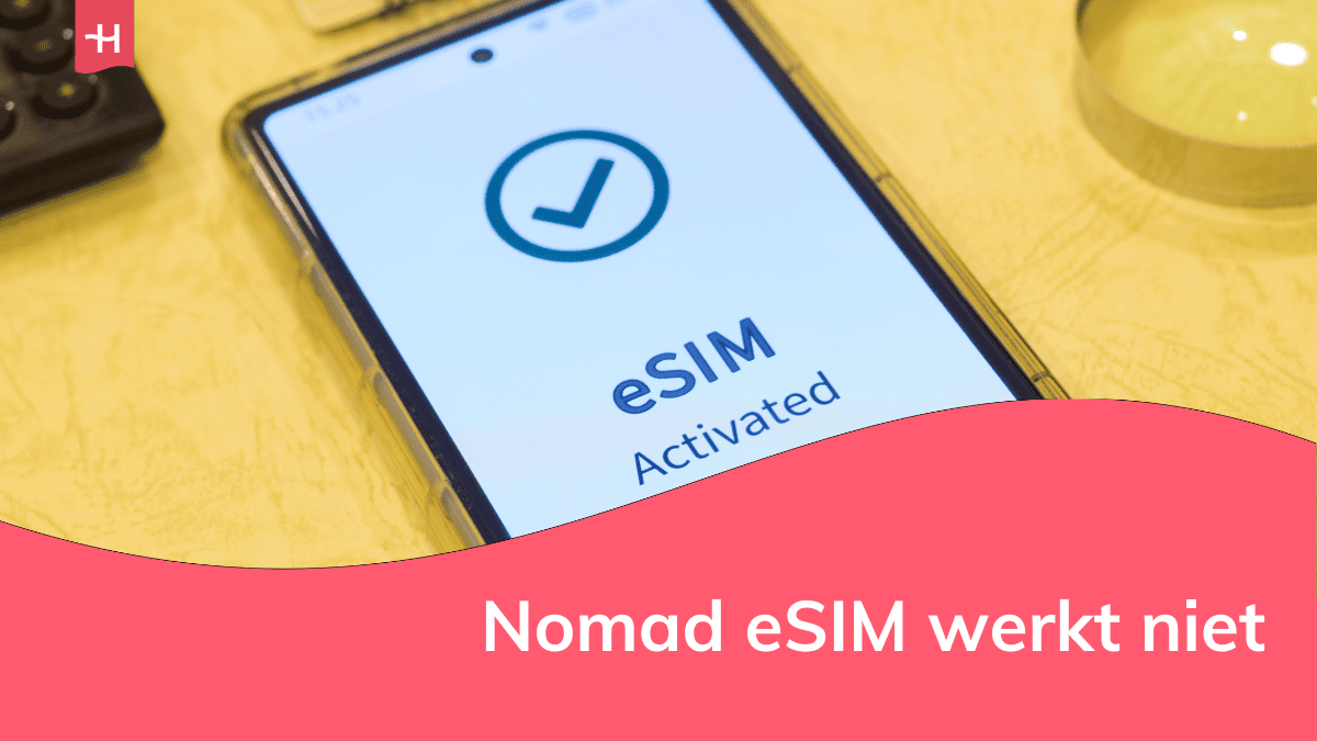 Foto van een smartphone met daarop een blauw vinkje en de woorden "eSIM activated" als uitgelichte afbeelding voor een artikel over "Nomad eSIM werkt niet"