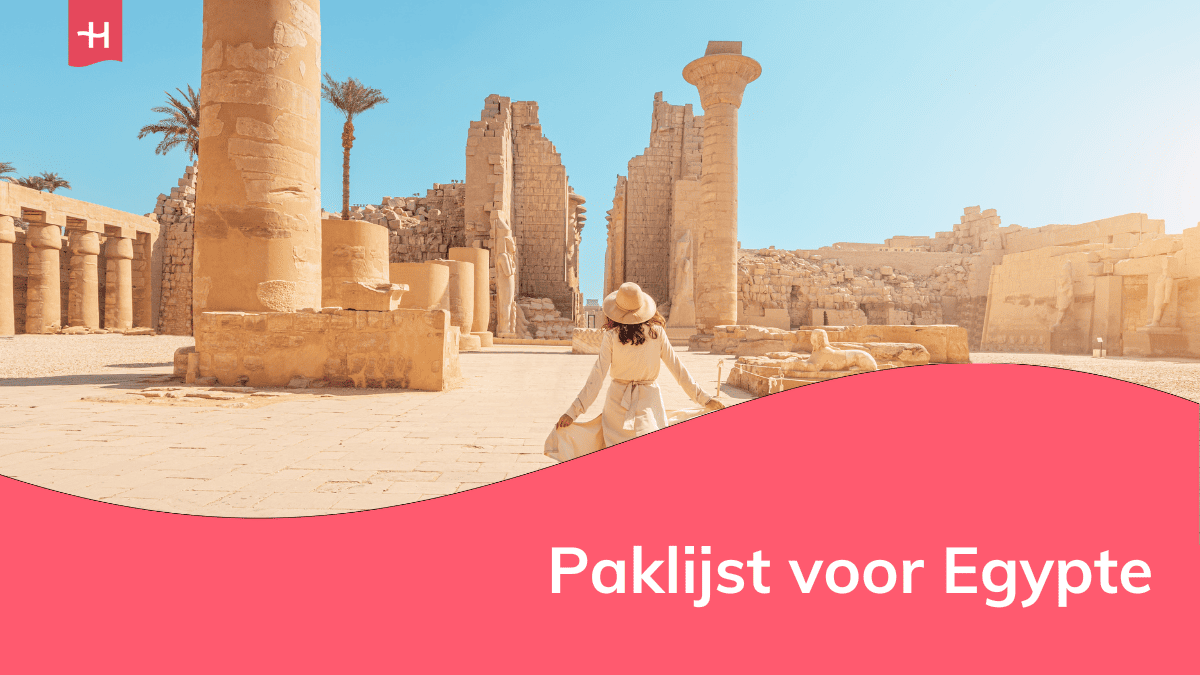 Foto van een vrouw die poseert voor de tempel van Karnak als uitgelichte afbeelding voor een artikel over paklijst voor Egypte