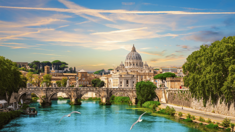 Foto van de Sint-Pietersbasiliek en de Tiber in Rome, een geweldige vakantiebestemming in november