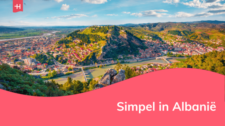 Foto van het dorp Berat in Albaniê als uitgelichte afbeelding voor een artikel over Simpel in Albanië