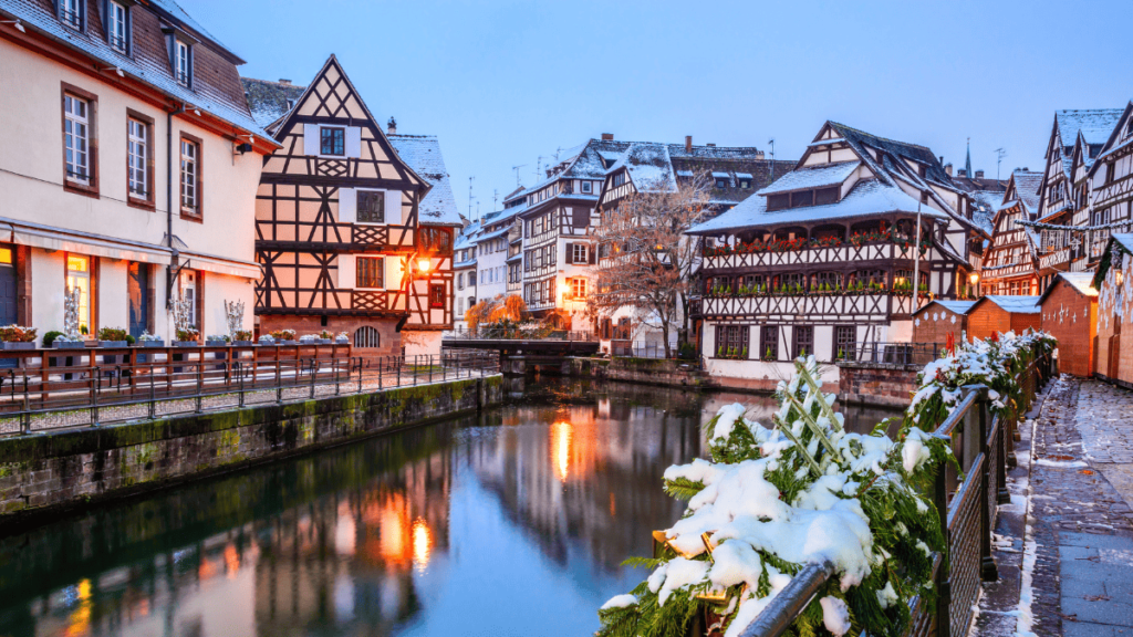 Sfeerbeeld van de straten van Strasbourg met de rivier de Ill