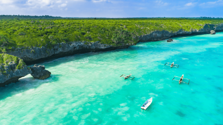 Foto van azuurblauw water in Zanzibar, Tanzania