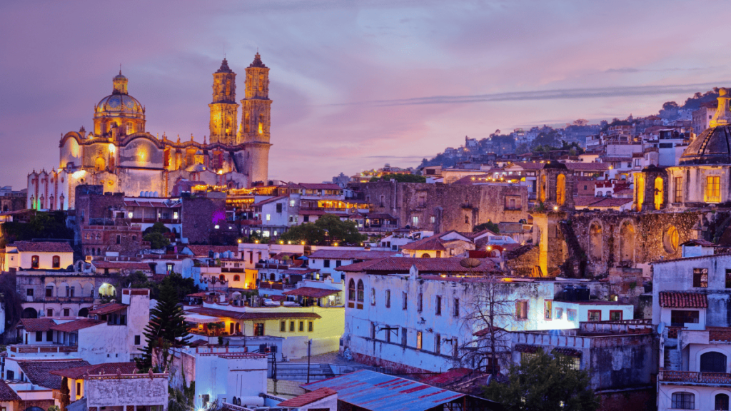 Sfeerbeeld van de stad Taxco bij zonsondergang