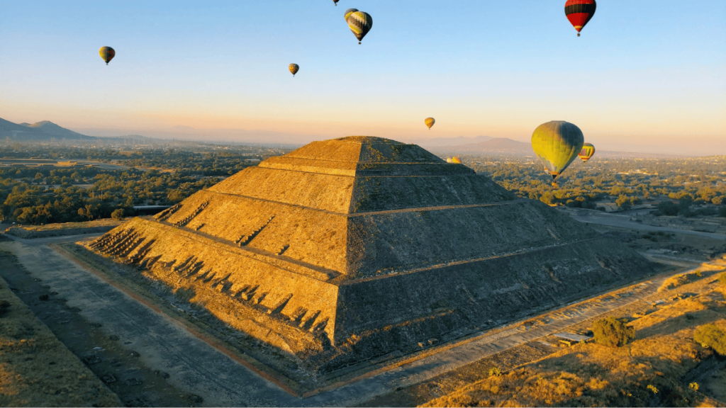 Sfeerbeeld van luchtballonnen boven Teotihuacan, een van de mooiste bezienswaardigheden van Mexico