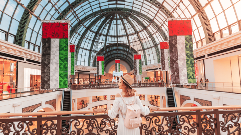 Foto van een vrouw die poseert in de Dubai Mall
