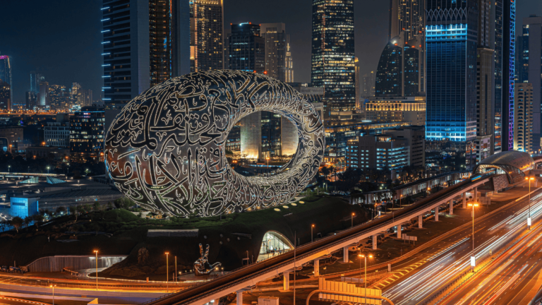 Foto van het Museum of the Future bij nacht