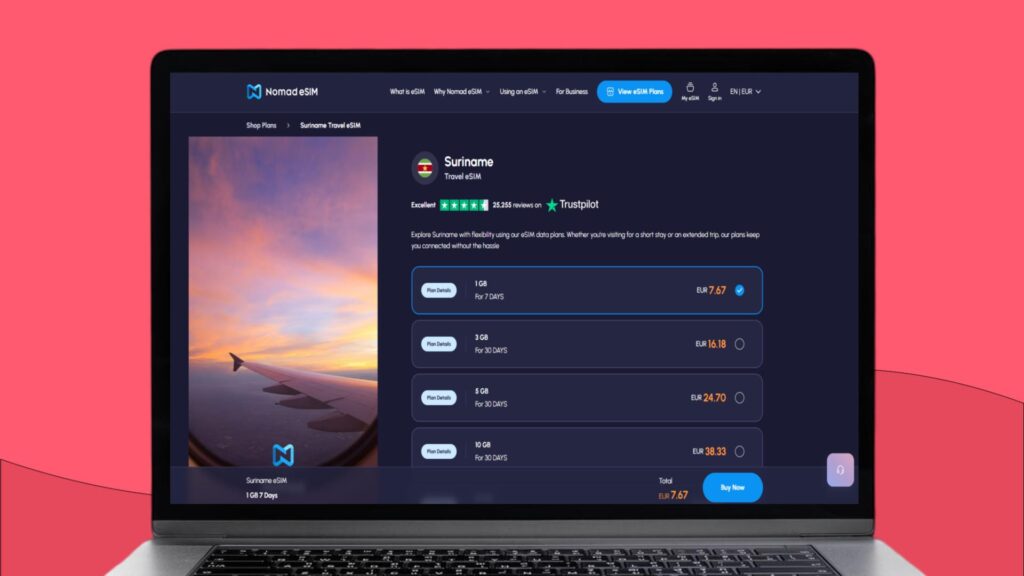 Foto van een laptopscherm met daarop de website van Nomad en alle info over de eSIM voor Suriname
