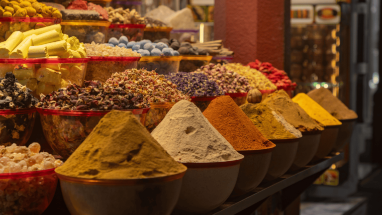Foto van kleurrijke kruiden in de Spice Souk in Dubai