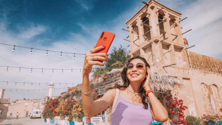 Foto van een vrouw die poseert voor een Barjeel in het historisch centrum van Dubai