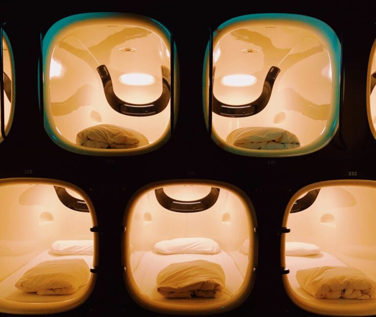 Foto van een capsulehotel in Tokio, Japan