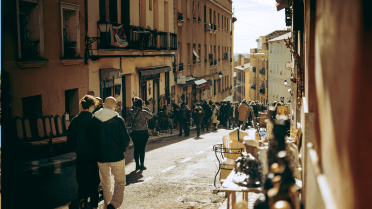 Foto van mensen die door de vlooienmarkt El Rastro struinen in Madrid