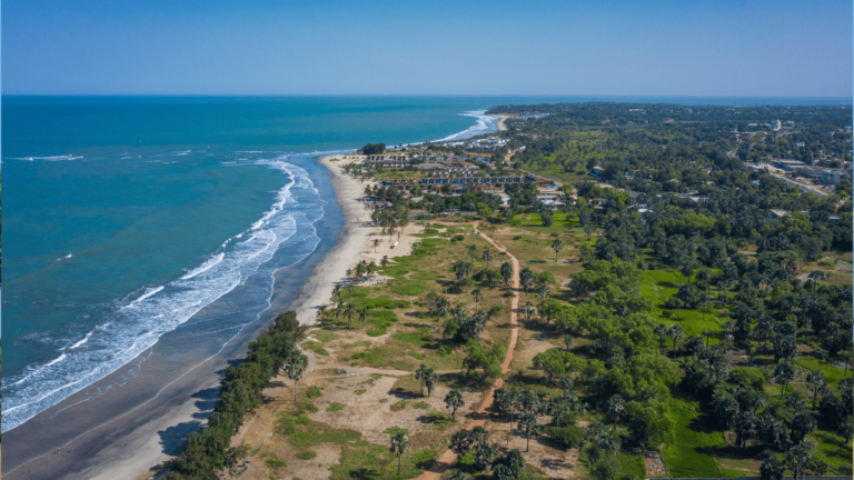 Luchtfoto van een strand in Gambia, een van de beste vakantiebestemmingen in januari