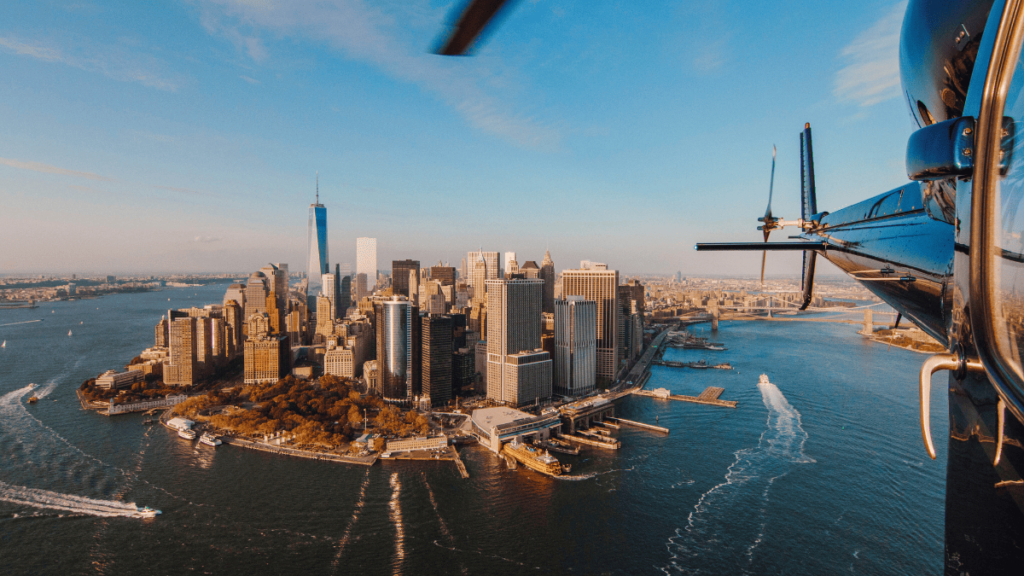 Foto genomen vanuit een helikopter met zicht op de skyline van New York en de Hudson