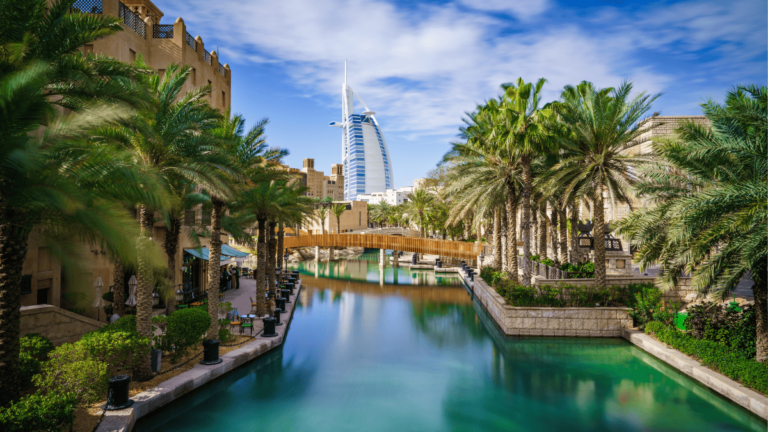 Foto van een kanaal in de Oude Stad van Dubai met uitzicht op de Burj Al Arab