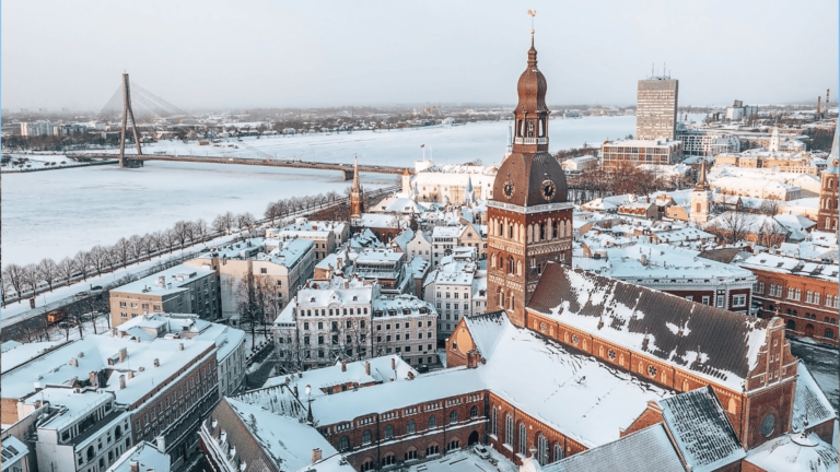 Luchtfoto van de oude stad in Riga, Letland
