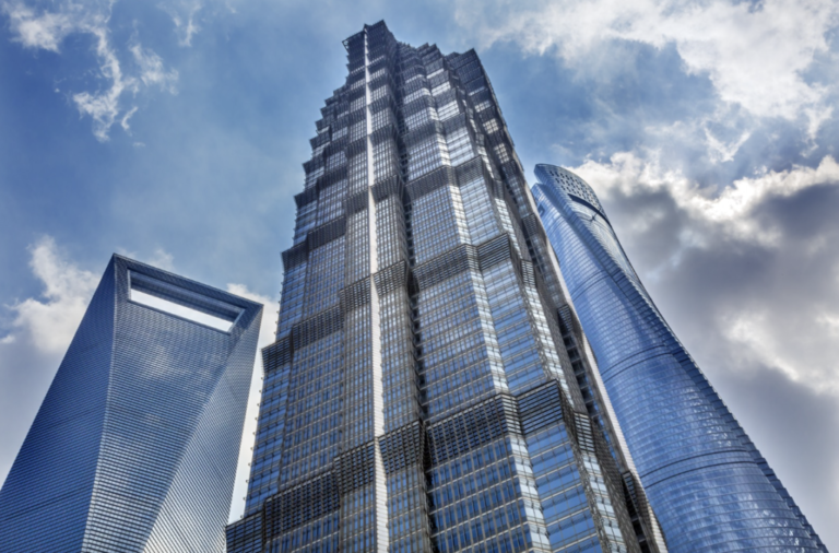 Foto vanuit kikvorsperspectief op de Shanghai Tower