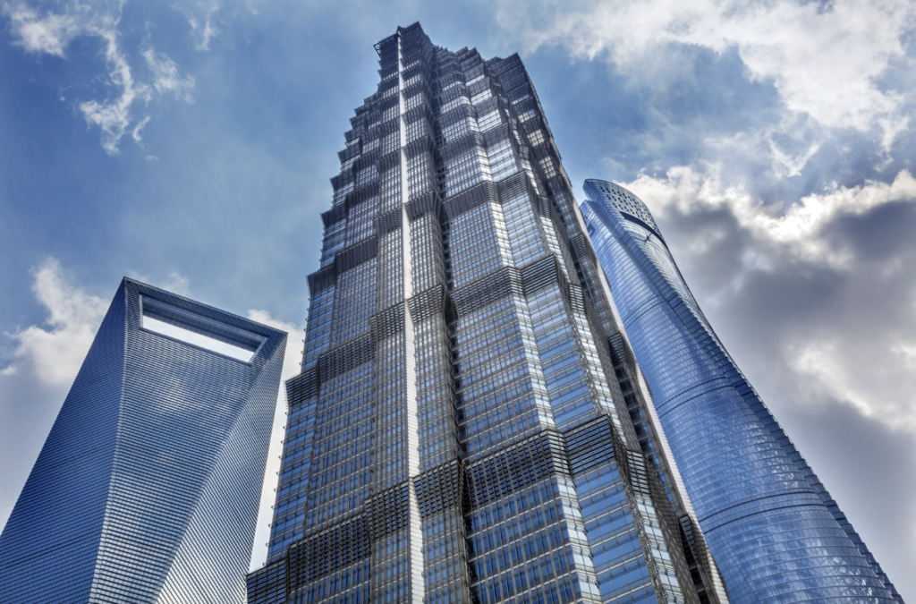 Foto vanuit kikvorsperspectief op de Shanghai Tower