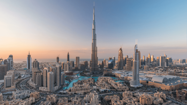 Foto van de skyline van Dubai met centraal de Burj Khalifa
