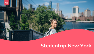 Foto van een jonge vrouw die poseert voor de Brooklyn Bridge als uitgelichte afbeelding voor een artikel over een stedentrip naar New York