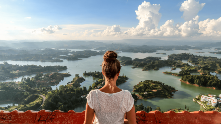 Foto van een vrouw die het uitzicht over Guatape in Colombia bewondert
