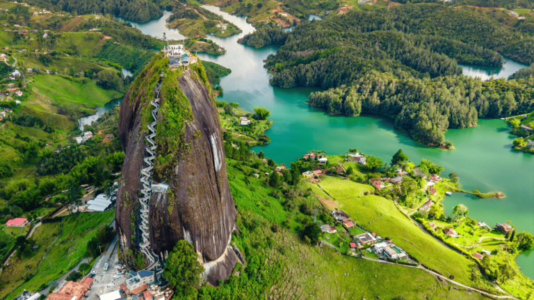 Foto van de Penol-steen in Guatape, Colombia