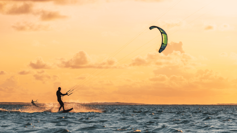 Foto van een man die kitesurft voor het strand van Le Morne op Mauritius