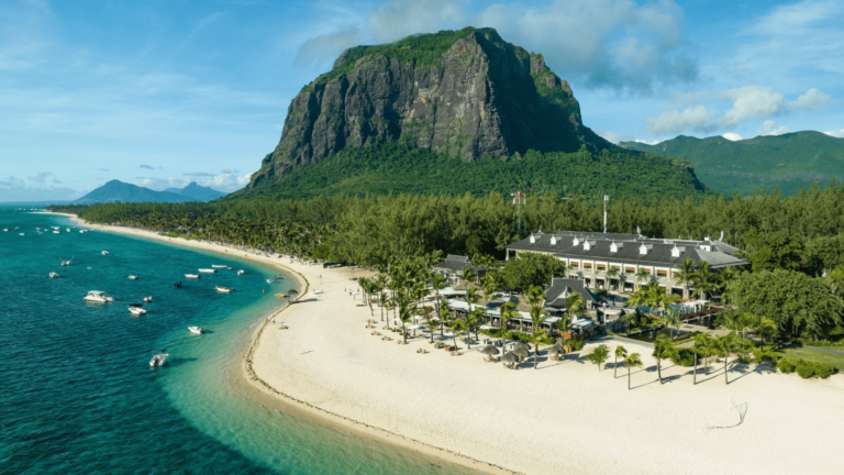 Foto van een tropisch strand op Mauritius met de berg Le Morne op de achtergrond