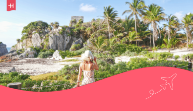 Foto van een vrouw die poseert voor de ruïnes in Tulum als uitgelichte afbeelding voor een artikel over de beste reistijd voor Mexico