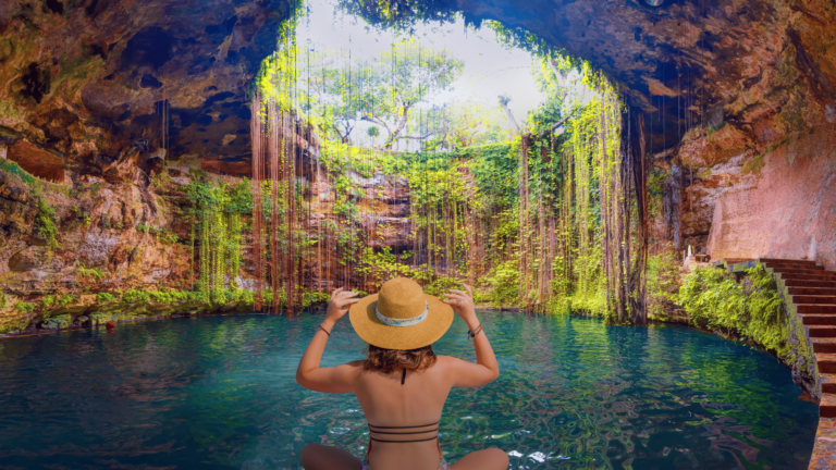 Foto van een vrouw die poseert in cenote Ik-Kil