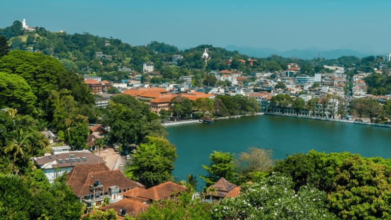 Foto van de stad Kandy genomen van Arthur's Seat in Sri Lanka