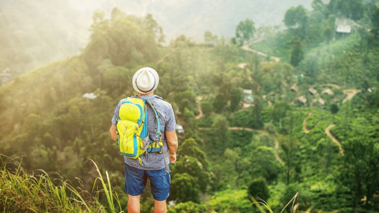 Foto van een toerist die het uitzicht bewondert vanaf Little Adam's peak, in Sri Lanka
