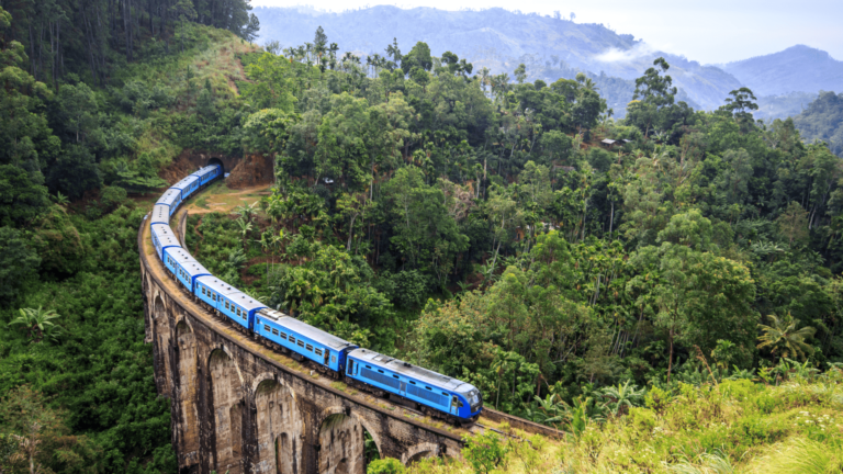 Foto van een trein op de Nine Arch Bridge in Sri Lanka