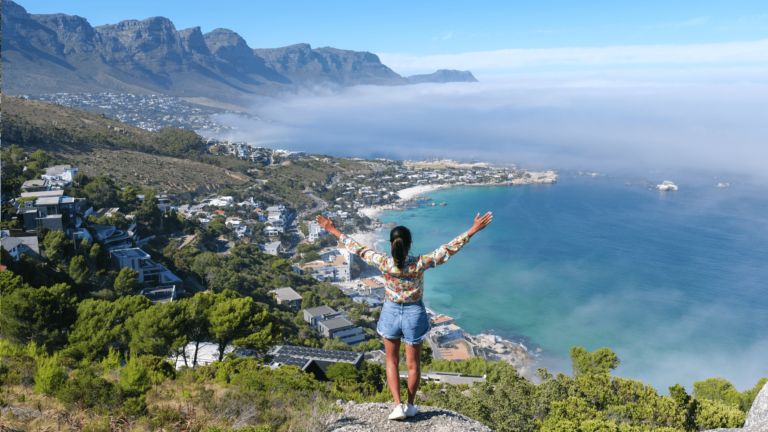 Foto van een vrouw die poseert op het uitkijkpunt The Rock in Kaapstad