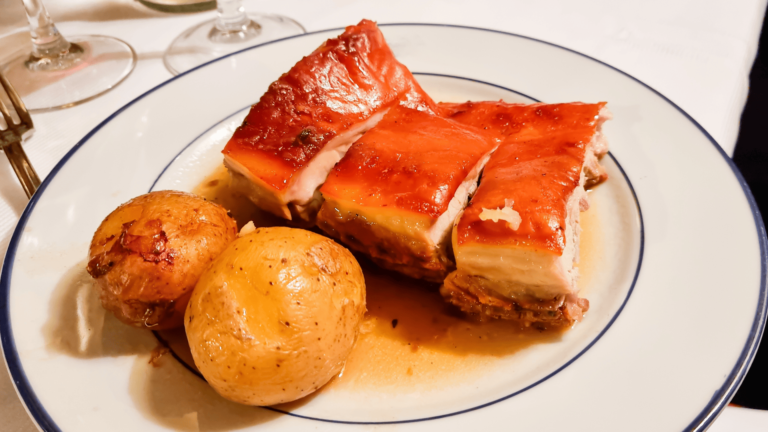 Foto van een typisch Madrileens gerecht Cochinillo (speenvarken)