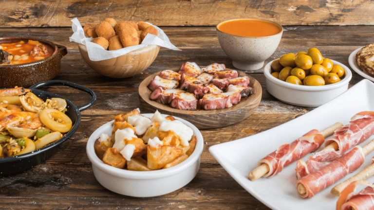 Foto van een tafel vol tapasbordjes