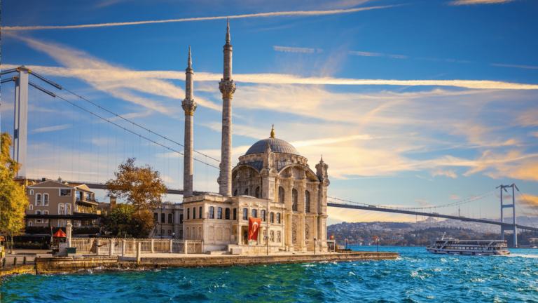 Foto van de Ortakoymoskee en de Bosporusbrug