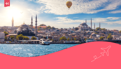 Boten op de Bosporus in Istanbul als uitgelichte afbeelding voor een artikel over de beste bezienswaardigheden in Istanbul