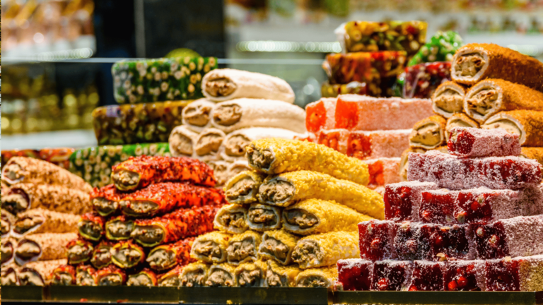 Foto van Turks snoep en fruit verkocht in een markt