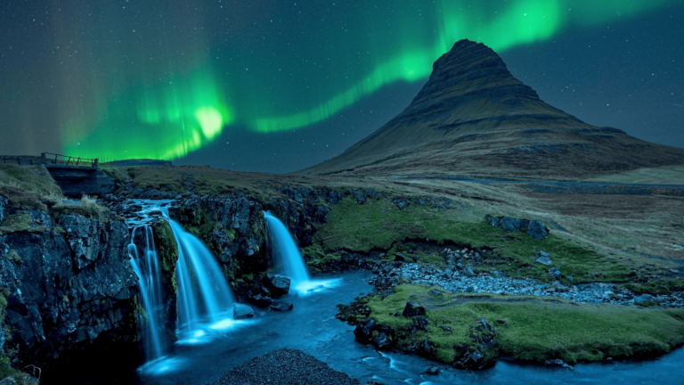 Foto van het noorderlicht over Kirkjufell, IJsland