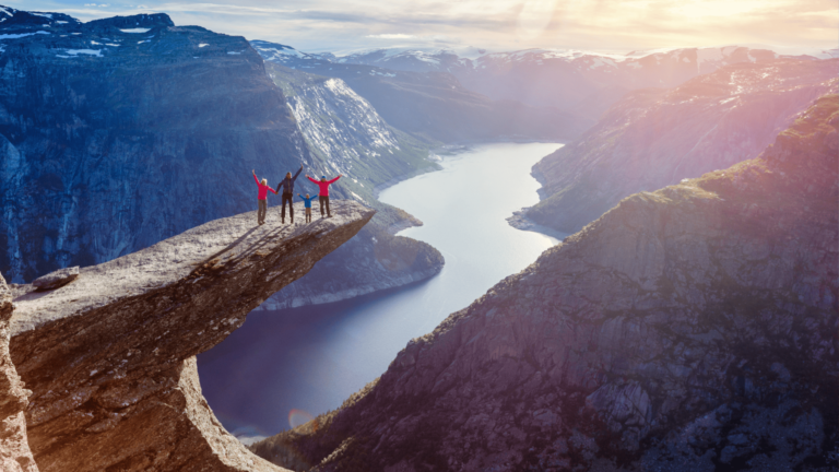 Foto van een familie die poseert op de Trolltunga