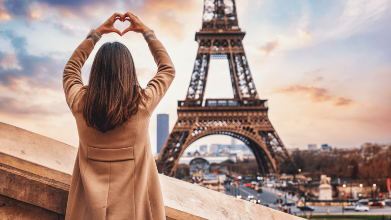 Foto van een vrouw die poseert voor de Eiffeltoren