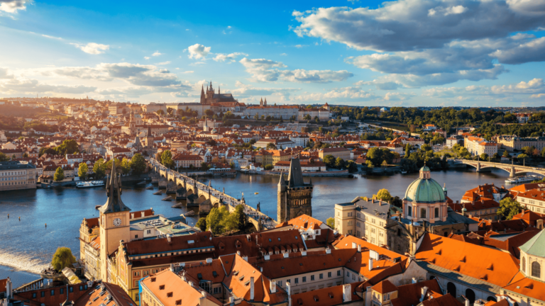Foto van de oude stad van Praag met zicht op de Karelsbrug en de rivier de Vltava.