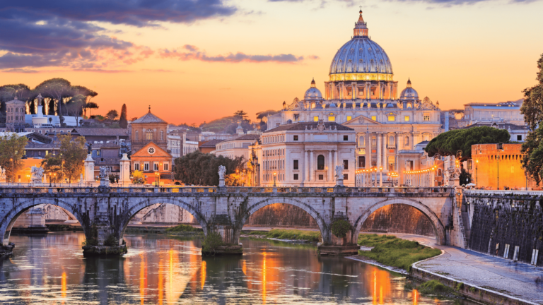 Foto van Vaticaanstad, de Sint-Pietersbasiliek en de Ponte St. Angelo in Rome