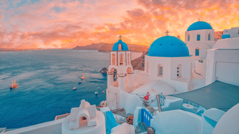Foto van zonsondergang gezien vanuit Oia op Santorini