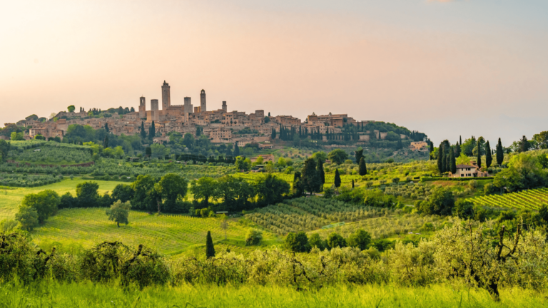 Foto van het glooiende heuvellandschap nabij San Gimignano in Toscane