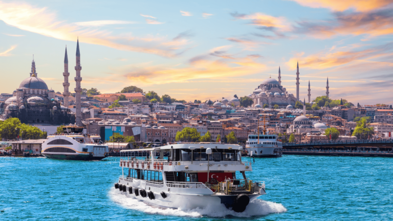 Boottocht op de Bosporus met zicht op de bekende moskees Suleymaniye en Rustem Pasha