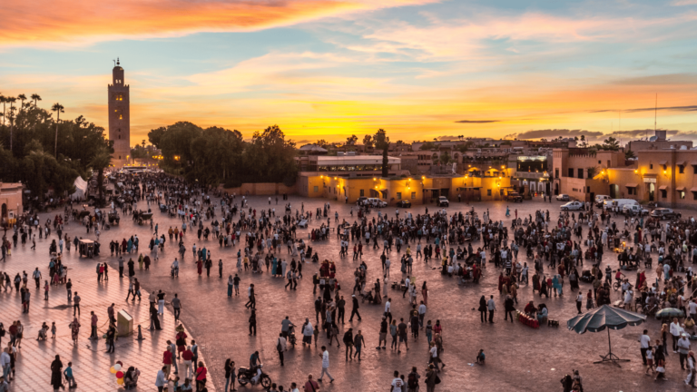 Foto van het Djemaa El Fna-plein bij zonsondergang
