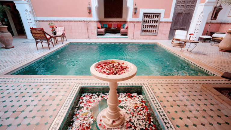 Foto van een binnenplaats in een riad in Marrakech met zwembad
