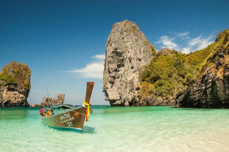 Foto van een boot op een strand aan de oostkust van Thailand
