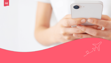 Foto van iemand die een iPhone vasthoudt als uitgelichte afbeelding voor een artikel over "Ubigi eSIM werkt niet"